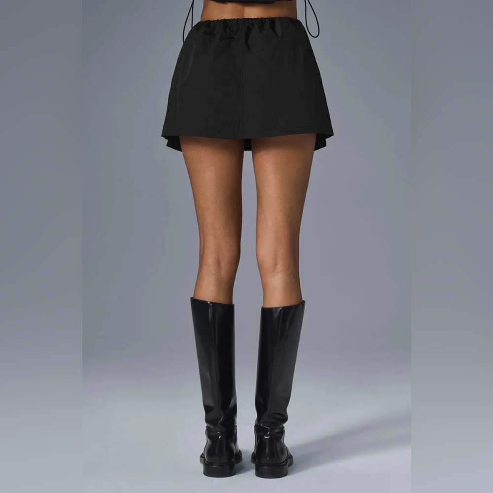 ALO YOGA | ✨NEW✨ Crinkle Surplus Mini Skirt in Black - Picture 3 of 6
